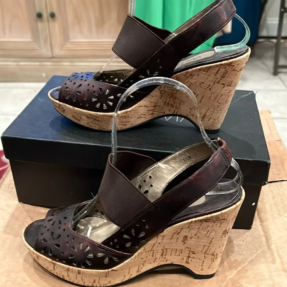 Vaneli Lazer Cut Cork Heel Wedge in Burgundy Patent Sz 7 1/2 M